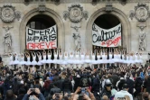 Les danseuses de l'Opéra de Paris dansent sur le parvis du palais Garnier le 24 décembre 2019 pour manifester leur désaccord avec la réforme des retraites