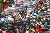 Mardi 27 mai 2003 -
25 000 personnes ont manifesté à Saint-Benoît contre les projets de réforme du gouvernement. Il s'agit de la plus grande manifestation jamais organisée à La Réunion