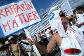 Mardi 27 mai 2003 -
25 000 personnes ont manifesté à Saint-Benoît contre les projets de réforme du gouvernement. Il s'agit de la plus grande manifestation jamais organisée à La Réunion