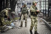 Des soldats russes patrouillent dans les rues de Marioupol (sud-est de l'Ukraine), le 12 avril 2022