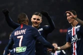 L'attaquant du PSG Mauro Icardi (c), auteur d'un triplé contre Saint-Etienne en Coupe de la Ligue,  est congratulé par Mbappé, au Parc des Princes, le 8 janvier 2020  