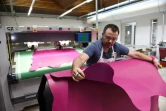 Un employé coupe du cuir dans la nouvelle manufacture d'Hermès à Allenjoie (Doubs), le 5 avril 2018