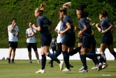 La sélectionneuse des Bleues Corinne Diacre (2g) et l'entraîneur-ajoint Philippe Joly (g) lors d'une séance d'entraînement, le 27 juin 2019 à Clairefontaine