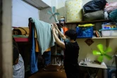 Wong Mei-ying, 70 ans, dans son logement de 5 m2 qu'elle partage avec son fils à Hong Kong le 14 mai 2020