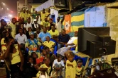 Des supporters togolais suivent sur une télévision le quart de finale de la CAN contre le Burkina Faso, le 3 février 2013 à Lomé