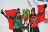 Les Canadiennes Brittany Phelan (g) et Kelsey Serwa posent sur le podium après l'épreuve de skicross aux JO de Pyeongchang le 23 février 2018
