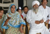 Narinder Kaur, 54 ans (G), et son mari Gurmej Singh, 60 ans, lors d'un entretien dans leur maison près d'Amritsar, dans le Penjab en Inde, le 6 juillet 2017