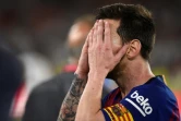 Lionel Messi, le capitaine du FC Barcelone, se couvre le visage à la fin de la finale de la Coupe d'Espagne perdue 2-1 face à Valence, le 25 mai 2019 à Séville