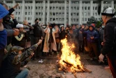 Des manifestants devant un bâtiment du gouvernement, le 6 octobre 2020 à Bichkek, au Kirghizstan