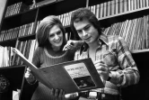 Dalida, chanteuse de variété, et son compagnon Richard Chamfray consultent en 1976 à Paris, un disque de Schubert