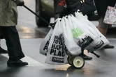 Un homme pousse un chariot de sacs en plastique, chargés de courses, à Manhattan le 28 février 2020, deux jours avant l'entrée en vigueur d'une interdiction de la plupart des sacs en plastique
