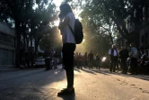 Une jeune femme au téléphone dans les rues de Mexico City après qu'un séisme évalué à une magnitude de 7.0 ait secoué la ville, le 16 février 2018