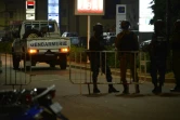 Des membres des forces armées sur le site de l'attaque d'un café-restaurant de la capitale burkinabè Ouagadougou, le 13 août 2017