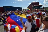 Des partisans de l'opposant Juan Guaido dans l'île des Caraïbes de Curazao, manifestent pour l'envoi au Venezuela d'aide humanitaire, le 23 février 2019