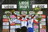 Le vainqueur de Liège-Bastogne-Liège, le Slovène Tadej Pogacar (c), encadré par les Français Julian Alaphilippe (g), 2e, et David Gaudu, 3e, sur le podium, le 25 avril 2021