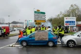 Des gilets jaunes bloquent une route à Pont-de-Beauvoisin, le 17 novembre 2018 dans l'Isère
