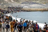 Des migrants entre le Maroc et l'enclave espagnole de Ceuta, le 18 mai 2021 à Fnideq