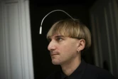 L'artiste Neil Harbisson porte une antenne fixée dans son crâne lui permettant de de transformer les couleurs en sons pour les entendre comme de la musique, le 23 septembre 2021 à Mataro, près de Barcelone