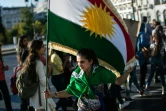 Une Kurde brandit le drapeau du Kurdistan lors d'une manifestation contre le gouvernement turc à Athènes, le 5 novembre 2016