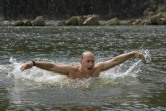 Vladimir Poutine, alors Premier ministre de la Russie, en pleine séance de natation lors de vacances très médiatisées à Kyzyl, dans le sud de la Sibérie, le 5 août 2009