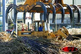 Mardi 15 juillet 2003, usine de Bois Rouge - À leur arrrivée sur la plateforme de l'usine, les cachalots (semi remorques) sont déchargés de leurs cannes aux grappins