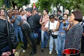 Un bref ralé poussé a opposé les grévistes de l'Éducation nationale aux forces de l'ordre ce jeudi 17 avril 2003 devant la préfecture à Saint-Denis