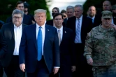 Donald Trump, entouré du ministre de la Justice William Barr (G), du ministre de la Défense Mark Esper (C), du chef d'état-major, le général Mark Milley (D), le 1er juin 2020 à Washington