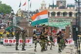 Des soldats défilent pour les célébrations de l'indépendance du Pakistan, le 14 août 2017 au poste-frontière de Wagah, à la frontière avec l'Inde