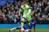 John Obi Mikel (par terre) face à Kevin De Bruyne lors du match Chelsea - Manchester City, le 16 avril 2016 à Stamford Bridge