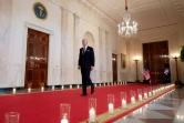 Joe Biden avance entre deux rangées de bougies avant son allocution du 2 juin à Washington
