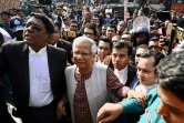 Le lauréat du prix Nobel de la paix Muhammad Yunus (C) sort d'un tribunal de Dacca, le 1er janvier 2024