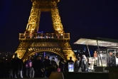 Des touristes au pied de la Tour Eiffel le 28 janvier 2017 à Paris