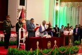 Le prix Nobel de la paix Muhammad Yunus (C) prête serment le 8 août 2024 à Dacca en tant que chef du gouvernement intérimaire au Bangladesh