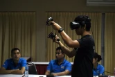 Un expert de la police scientifique s'entraîne, grâce à la réalité virtuelle, à réagir face à une scène de catastrophe, le 26 février 2019 à Chonburi, en Thaïlande