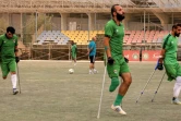 Ces hommes, qui ont perdu un bras ou une jambe dans la guerre et les violences ayant ensanglanté l'Irak, font partie aujourd'hui d'une équipe de football pour amputés, Bagdad le 10 mai 2022