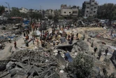 Site d'une frappe imputée à Israël sur le camp de déplacés d'al-Mawasi, dans le sud de la bande de Gaza, près de Khan Younès, le 13 juillet 2024