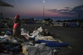 Des migrants jetés à la rue, près de Mytilene sur l'île grecque de Lesbos, le 12 septembre 2020