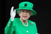 La reine Elizabeth II salue la foule depuis le balcon du palais de Buckingham lors des célébrations de son jubilé, le 5 juin 2022 à Londres