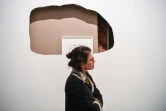 Une visiteuse passe devant une installation lors de la 15e Biennale d'Instabul, le 3 novembre 2017