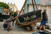 Des pêcheurs mettent leur bateau à l'abri à La Havane, avant l'arrivée de l'ouragan Rafael, à Cuba, le 5 novembre 2024
