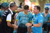 Le Danois Jakob Fuglsang (c) abandonne après une chute lors de la 16e étape du Tour de France le 23 juillet 2019