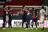 Julian Draxler dans les bras d'Angel Di Maria après le but du preemier pour Paris contre Metz au Parc des Princes, le 16 septembre 2020