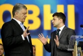 Le président ukrainien sortant Petro Porochenko (g) et l'autre candidat à la présidentielle, le comédien Volodymyr Zelensky lors d'un débat au stade Olimpiïski à Kiev, le 19 avril 2019