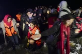 Des réfugiés arrivent le 20 novembre 2015 sur l'île grecque de Lesbos depuis la Turquie