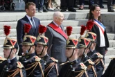 La Garde républicaine défile devant Daniel Cordier et Emmanuel Macron le 18 juin 2018 au Mémorial du Mont Valérien