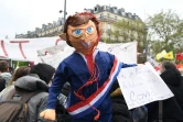 Un manifestant brandit une marionnette représentant le président français  Emmanuel Macron lors des manifestation du 1er mai 2021 à Paris
