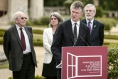 Le diplomate britannique Jonathan Powell lit la déclaration finale après la conférénce internationale pour une "paix juste et durable" actant la dissolution de l'ETA à Cambo-les-Bains, dans le Pays basque français, le 4 mai 2018