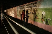 Le processus électoral expliqué sur le mur du siège de la Commission électorale à Kampala 