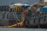 Opération de renflouement du ferry Sewol, le 24 mars 2017, au large de l'île de Jindo, en Corée du Sud