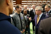 Le N.1 du CIO Thomas Bach s'entretient avec les athlètes français, dont Renaud Lavillenie à l'INSEP, le 1er octobre 2016